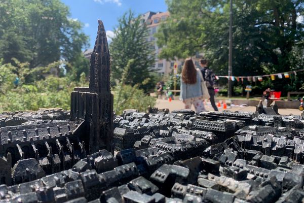 Chaque mois, des milliers de Strasbourgeois et de touristes admirent ce plan-relief à l'entrée de la ville.