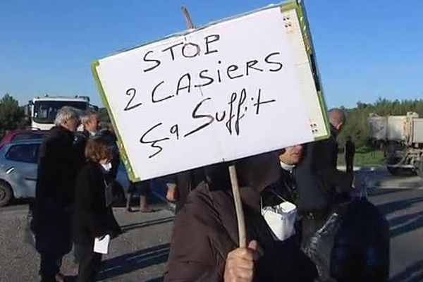 Manifestation devant la décharge de Castries (34)