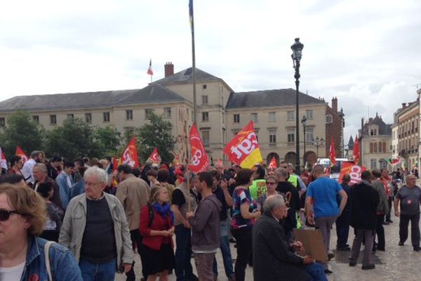 A Orléans (Loiret), 250 à 300 personnes se sont réunies devant la Cathédrale.