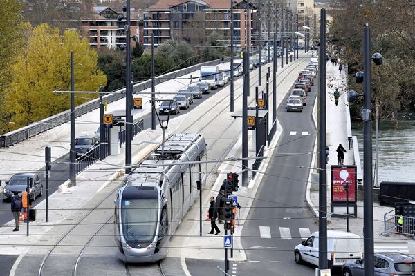 Photo d'archives. Les lignes 1 et 2 du tramway étaient à l'arrêt ce mardi après-midi en raison d'un arbre qui menace de tomber près de la station des Arènes Romaines