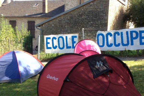 Les parents dorment sous la tente devant l'école