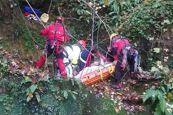 Les pompiers du GRIMP (groupe de reconnaissance et d'intervention en milieu périlleux) ont été dépêchés pour extraire la victime dans un brancard adapté.