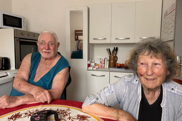 Liliane Létoille (à droite) et son mari (à gauche) dans la cuisine de leur maison du Controis-en-Sologne