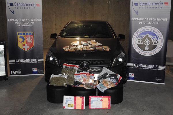 Plusieurs kilos de drogue, une Mercedes, des armes et des produits de luxe ont été saisis par les gendarmes. 