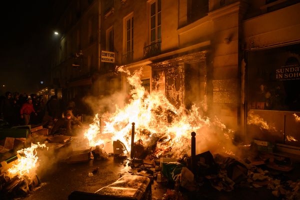 Un feu de poubelle se propage sur un immeuble. Image d'illustration.