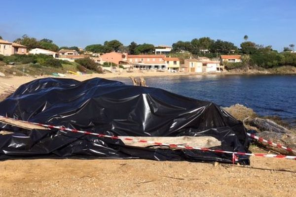 Le fioul s'accroche aux rochers du littoral varois. Ici, la plage du restaurant Camille à Ramatuelle. Sous la bâche, les déchets ramassés par la sécurité civile.