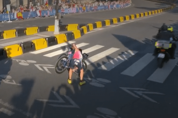 Pierre Le Corre, réparant lui-même son vélo, avant de repartir avec 30 secondes de retard sur les leaders.