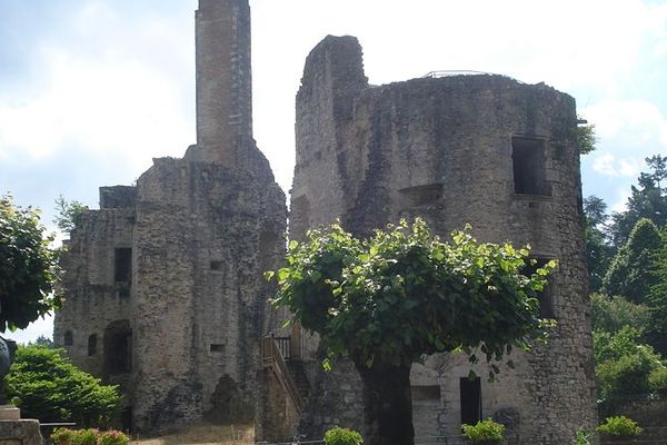 Les écuries du Château des Cars en Haute-Vienne et leur terrain d'assiette ont été inscrits au titre des Monuments Historiques pour 2012