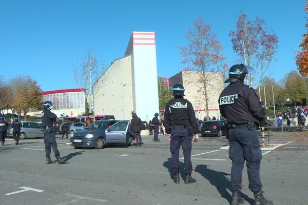 Intervention des policiers au lycée Malraux de Montataire dans l'Oise après des débordements à l'intérieur de l'établissement jeudi 5 novembre 2020