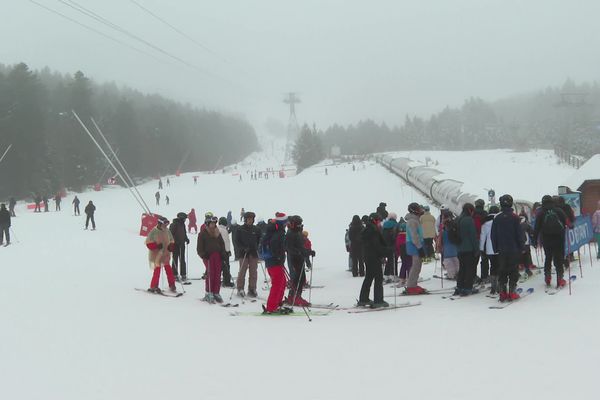 Avec une neige abondante et une affluence en forte hausse, la station de ski du Lioran (Cantal) connaît un début de saison prometteur.