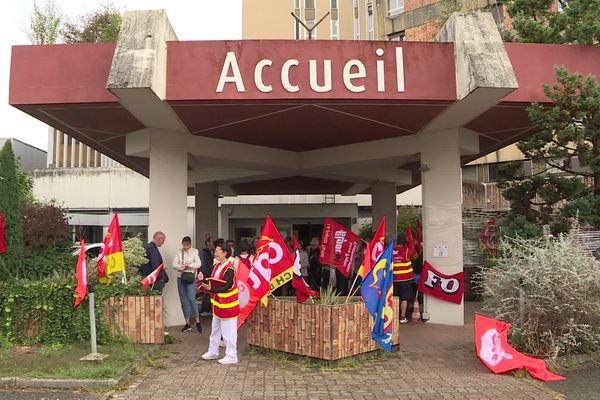 L'intersyndicale (CGT, CFDT, FO) était mobilisée devant l'hôpital de Dax, lundi 9 et jeudi 12 septembre, pour alerter les personnels et les usagers sur la situation de l'établissement.