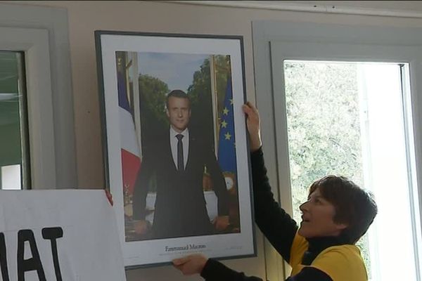Bouches-du-Rhône : des militants écologistes décrochent le portrait de Macron dans la mairie de Beaurecueil