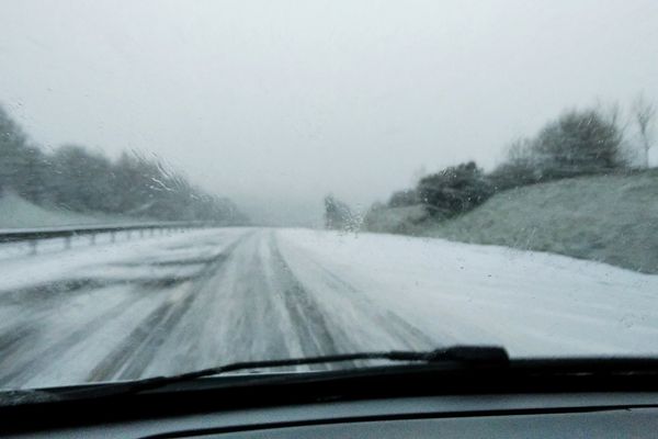 Neige et verglas sur les routes normandes : exemple le 24 janvier sur la rocade de Lisieux (Calvados)