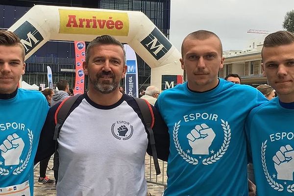 David, atteint de la maladie de Charcot, entouré par ses fils dont Simon, qui va participer ce dimanche au marathon de Montpellier