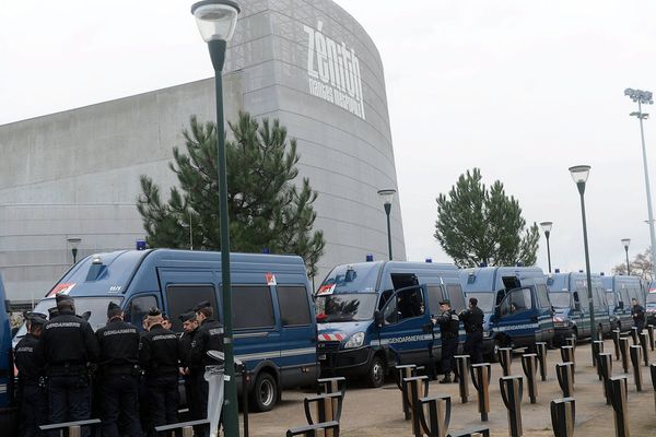 Les forces de l'ordre devant le Zénith de Nantes avant le spectacle de Dieudonné