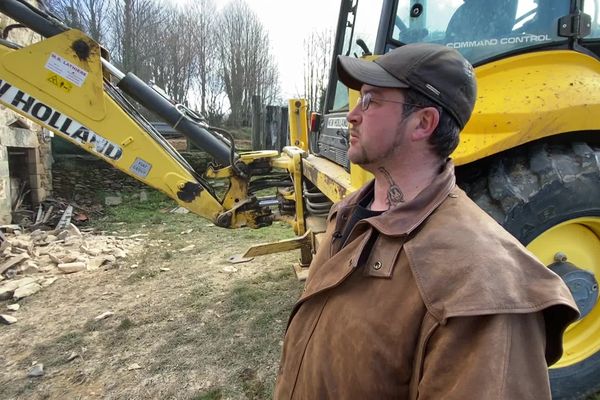 Guillaume Limousin devant les décombres de son exploitation