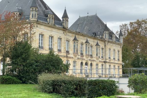 Propriétés de la ville de Bordeaux, le château de Bel-Air et ses parcelles de 29 hectares sont mis à disposition du club de foot des Girondins de Bordeaux depuis 1988.