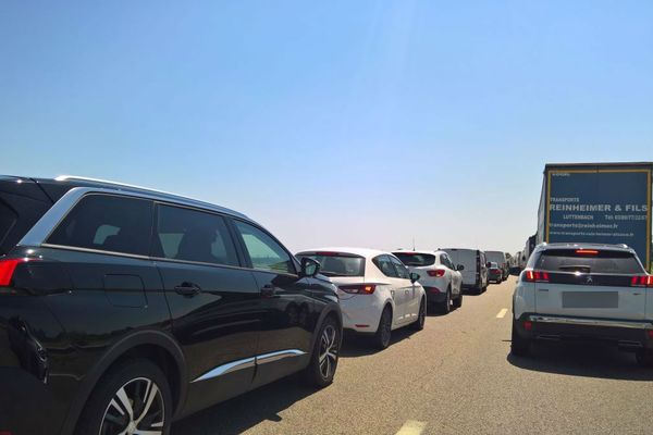 suite à l'accident survenu ce jeudi à 10 heures 40, l' autoroute A35 est complètement bouchée avant la sortie 15 de Dambach la Ville - Une déviation a été mise en place