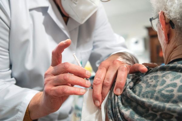 En théorie, les prises de rendez-vous pour la vaccination des personnes de plus de 75 ans sont ouvertes. Mais dans la pratique, ça reste très confus