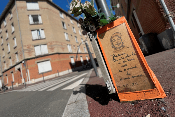 Dans le quartier des coutures, les messages à la mémoire de Radouane Souab fleurissent les trottoirs.
