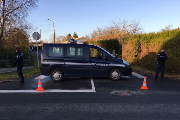 La rue de Lormeau est barrée d'un véhicule de gendarmerie.