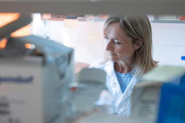 Sophie Ugolini, lauréate 2023 Impulscience, dans son laboratoire à Marseille.