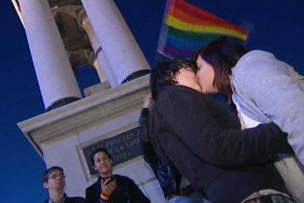 Premier baiser mardi soir aprés l'adoption de la loi pour le mariage homosexuel, au pied de la statue de Vercingétorix à Clermont-Ferrand