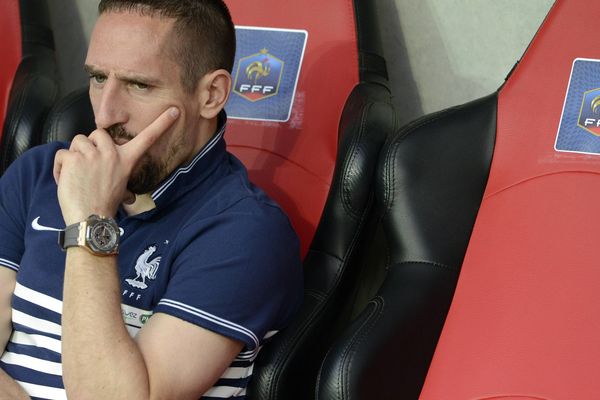 Franck Ribéry sur le banc du match France-Paraguay dimanche soir à Nice.