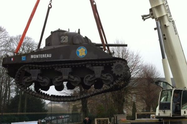 Le char Monterreau, 30 tonnes, a été hissé sur un porte-char ce jeudi matin pour être acheminé à Versailles où il va être totalement restauré.