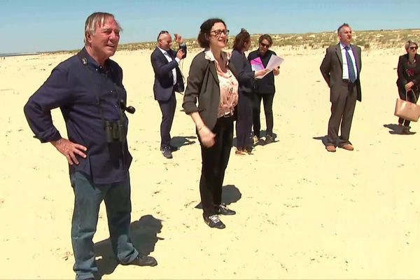 Emmanuelle Wargon et Allain Bougrain-Dubourg sur la plage de La Tremblade