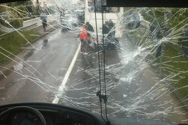 Au péage de Bolléne, un bus de supporters aux vitres brisées après une bagarre entre supporters. Bilan 17 blessés et plusieurs interpellations