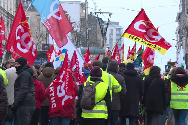 Des syndicats de la CGT Sarthe remontant l'avenue du général Leclerc au Mans ce vendredi 6 décembre 2019