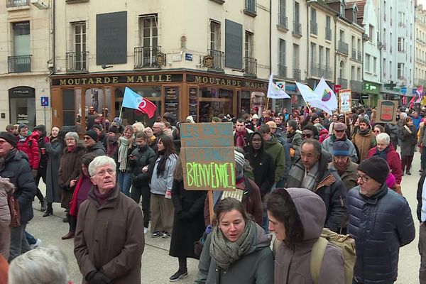 Le cortège de la manifestation anti-loi immigration, dimanche 21 janvier 2024 rue de la Liberté à Dijon (Côte-d'Or).