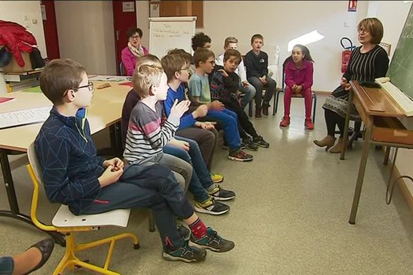 Les enfants démarrent le cours, en chanson.