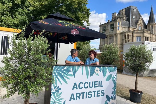 Au festival Beauregard à Hérouville (Calvados), l'accueil des artistes se tient dans un espace sécurisé au pied du château.