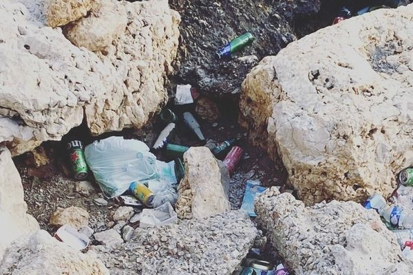 Les déchets s'accumulent au bord de la mer Méditerranée, sur cette photo, près du Mucem à Marseille. Ces plastiques ont un impact direct sur nous : ils renforcent le risque de maladies cardio-vasculaires.