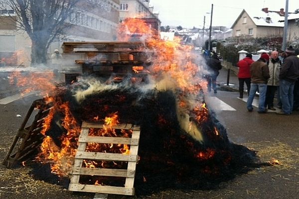 Les agriculteurs ont déversé du fumier devant la Direction départementale des territoires à Auxerre, dans l'Yonne 