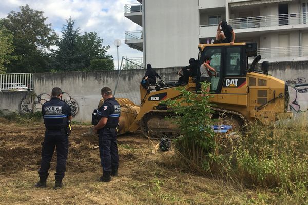 Les militants ont réussi à stopper l'intervention des tractopelles.