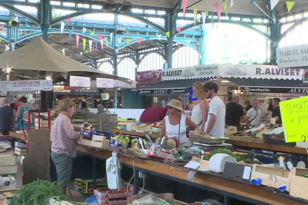 Les clients du marché des halles à Dijon n'achètent plus à l'aveugle à cause de l'inflation. Chaque centime compte.