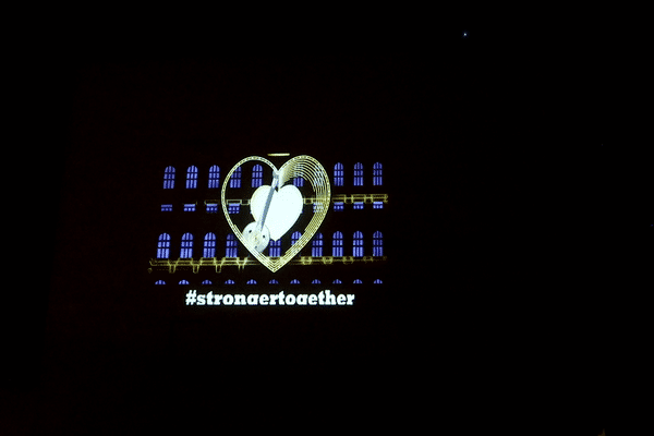 One World, One heart. Le message d' amour et de soutien a été projeté sur le modèle de la Fête des Lumières dans 9 villes du monde entier ce vendredi 17 avril 2020. Ici sur la façade du château de Cuire, aux portes de Lyon