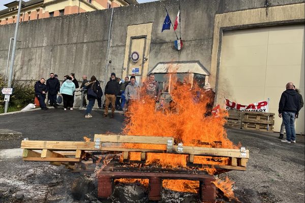 Les employés du centre pénitentiaire de Montmédy (Meuse) bloquent l’établissement ce mardi 14 mars 2023.