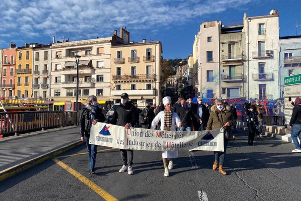 A Sète, plus de 200 restaurateurs ont manifesté dans les rues de la ville pour clamer leur mécontentement - 3 décembre 2020 