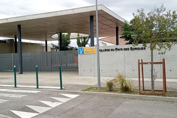 Hier après-midi, peu avant 16h, deux hommes cagoulés ont fait irruption devant le collège du Pays des Sorgues à Thor.