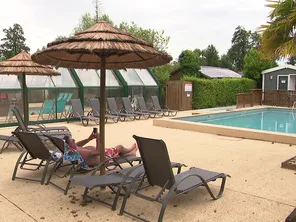 Au camping, la piscine attend les touristes en ce mois de juillet.