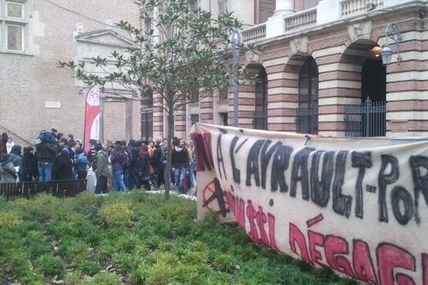 Les manifestants sont restés à l'extérieur du Capitole