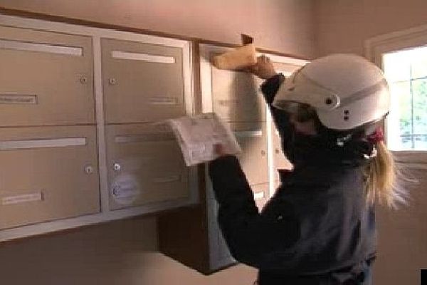 Sète (Hérault) : la factrice distribue le courrier dans une seule partie de l'immeuble - 14 janvier 2013.