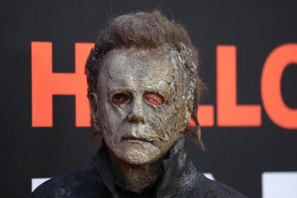 Le personnage de Michael Myers, de la série de films "Halloween", posant sur un tapis rouge à Los Angeles lors de la sortie du dernier opus en 2022.