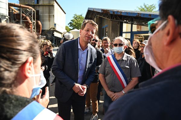 Yannick Jadot en visite sur le site de FerroPem, en Savoie, le 30 septembre. 