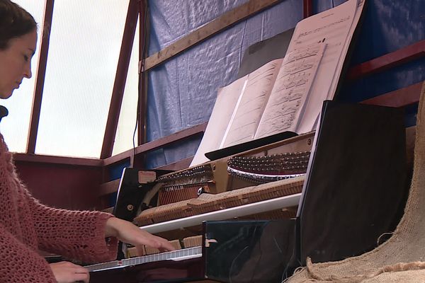 Gwen Rouger joue du piano dans une bétaillère, dans les Pyrénées-Orientales.