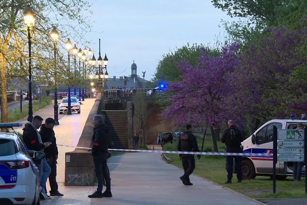 L'assaillant a été abattu sur l'allée qui passe sous le Pont de pierre